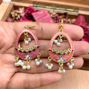 Clásico diseñador moderno Jhumkaas pendientes forma de huevo flor patrón diseñador pendientes esmalte trabajo con perla gota pendientes colgantes - Product Image 1