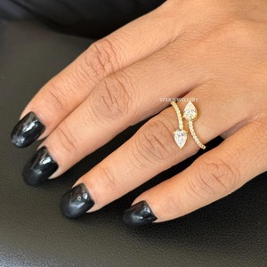 Bague de fête chrétienne pour femme en or massif 14 carats avec deux diamants de laboratoire en forme de poire - Product Image 3