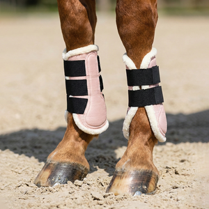 Protège-tendons de cheval roses personnalisables avec garniture en fausse fourrure, rembourrage doux, confortables, respirants et protecteurs pour le sport - Product Image 3