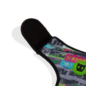 Babero de Punto Ajustable y Moderno con Patrón de Letras Estilo Manifesto - Product Image 4