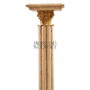 Piedestal de colonne en marbre beige de style corinthien de luxe avec accents en laiton feuillagé d'or pour l'exposition d'œuvres d'art - Product Image 3