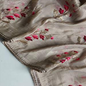 Sari de Papel de Seda VASTRA COTTAGE con Bordado Floral, Borde de Encaje Zari y Blusa Teñible en Contraste, Prenda de Diseñador - Product Image 3