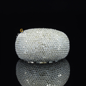 Cette bague Hip Hop unisexe présente un design entièrement glacé avec des diamants de Moissanite ronds et taillés en brillant en argent sterling 925 - Product Image 1