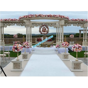มันดาปงานแต่งงานอินเดียกลางแจ้งที่สวยงามที่สุด รูปทรงสีขาว ตกแต่งด้วยเสาสามเสาในสหราชอาณาจักร ตกแต่งมันดาปเสาสามเสาสำหรับงานกลางแจ้งในออสเตรเลีย - Product Image 1