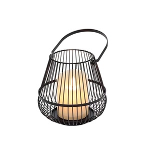 Lanterne en fil de fer de style ferme avec insert en verre amovible pour un remplacement facile des bougies et un entretien sans effort - Product Image 1