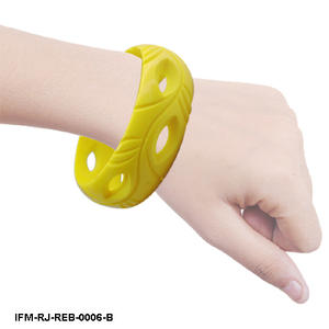 Brazalete de Resina Moderno, Brazalete Artístico Hecho a Mano, Joyería Única y Peculiar, Regalo para Mujer - Product Image 3