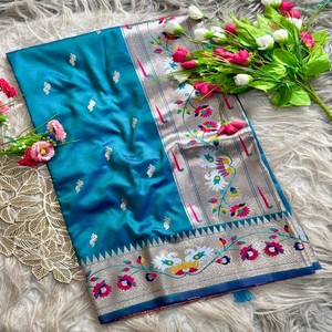 Sari de Seda Paithani VASTRA COTTAGE con Pallu Dorado, Diseños Florales Meenakari, Motivos de Pavo Real y Borde Tradicional con Zari - Product Image 2