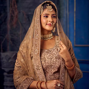 Colección de ropa nupcial de diseñador Nuevo trabajo pesado Terciopelo nupcial Lehenga Choli con piedra Jarkan Estilo indio pakistaní para bodas - Product Image 1