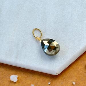 Pendentif en pierre précieuse facettée en forme de larme de pyrite, or métallique, pierre naturelle, plaqué or rose, bijou artisanal - Product Image 6
