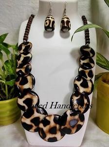 Collier triple en résine personnalisé de meilleure qualité collier triple en résine poli beau collier de perles de résine de mode pour les femmes - Product Image 4