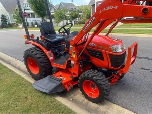 Tracteur compact à roues Kubota B2320 4WD de qualité supérieure avec chargeur LA304, tracteur utilitaire agricole de 30 CV - Product Image 3