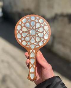 Exquisito Espejo de Maquillaje Artesanal Personalizado de Madera Ecológica con Diseño Floral de Nácar para Mesa - Regalo de Cumpleaños - Product Image 6