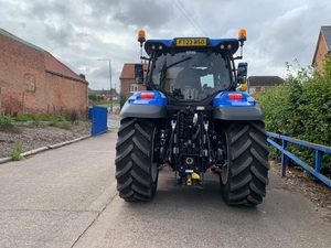 Nouveau tracteur agricole T6.175 pour Blue Compact 180HP 4x4, moteur diesel, transmission à engrenages haute performance, travaux agricoles sur le terrain - Product Image 5