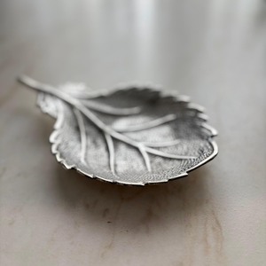 Plateau de service couleur argent en relief en forme de feuille Cadeaux de pendaison de crémaillère Dernière arrivée Pièce élégante - Product Image 4