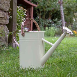 Regadera de metal de diseño floral con acabado verde y mango para plantas de jardinería convenientes y uso al aire libre - Product Image 6