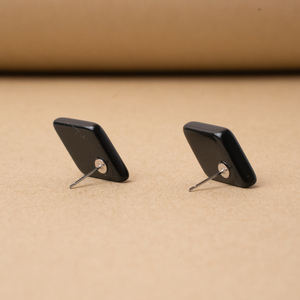 Pendientes de botón con placa pulida de shungita en forma de rombo, 0.39 pulgadas (10 mm) - Product Image 5