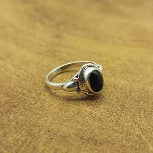 Bague empilable en pierres précieuses d'onyx noir bohème minimaliste Artisan en argent fin fabriqué pour les mariages et les fêtes - Product Image 1