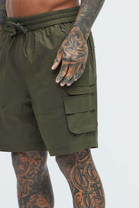 Pantalones cortos de carga verde oliva para hombre con múltiples bolsillos utilitarios Construcción de tela resistente y ajuste relajado para estilo informal urbano - Product Image 4