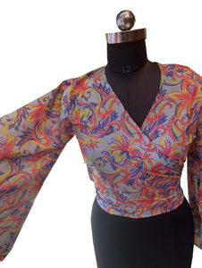 Top corto de Sari de seda indio hecho a mano para mujer, estilo sin mangas Vintage con mangas de campana y corbata frontal, longitud corta, ajuste holgado de verano - Product Image 3