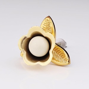 Bouton en bois design pour armoires, tiroirs et armoires Bouton élégant de finition naturelle pour la décoration de meubles de cuisine ou de bureau - Product Image 1