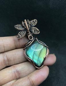 Pendentif pyramide en laiton vintage plaqué or, orné de perles d'eau douce labradorite et de malachite, bijou de naissance, prix de gros - Product Image 3