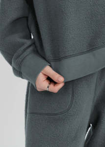 เสื้อสเวตเชิ้ตผ้าฝ้ายฟลีซสีเทาอมฟ้า ขายส่งจากโรงงาน OEM ประเทศปากีสถาน ทรงหลวม สไตล์มินิมอล ใส่สบายสำหรับผู้หญิง - Product Image 4