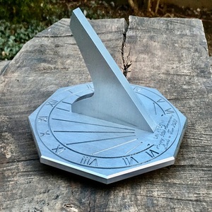 Reloj de Sol de jardín único grabado personalizado, regalo octogonal para aniversario, jardín de cumpleaños especial - Product Image 1