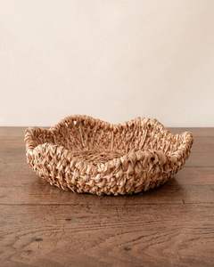 Bol de service en rotin tissé à la main robuste idéal pour les espaces de restauration à la maison de style côtier ou bohème - Product Image 6