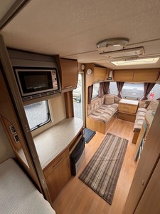 Mini caravana Swift Archway para 4 personas con cama fija y 4 camas individuales - Product Image 4