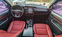 Dernière Toyota Land Hilux Spéciale 4x4 blanche 2024 d'occasion, intérieur foncé, sièges en cuir, toit ouvrant, SUV, camion, au meilleur prix