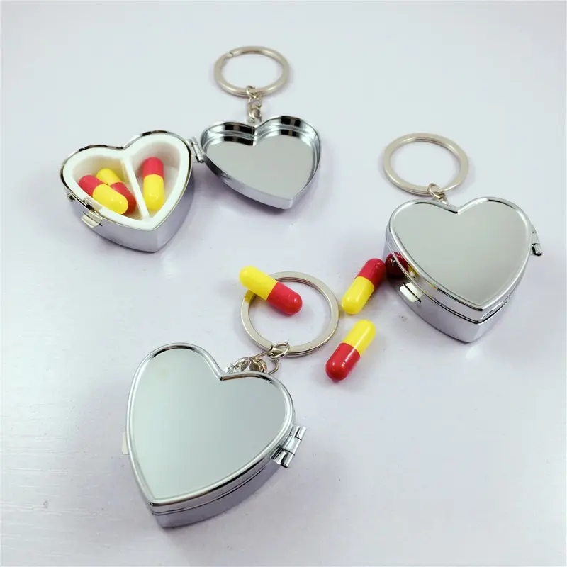 กล่องใส่ยาหัวใจทรงกลมทำจากโลหะพวงกุญแจกล่องยาสอง/สามช่องกล่องจัดเก็บยาพวงกุญแจออกแบบโลโก้ได้ตามต้องการ