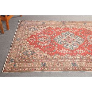 Alfombra turca vintage, alfombra de 4.8x7 pies, alfombra geométrica con detalles rojos y elementos florales. - Product Image 4