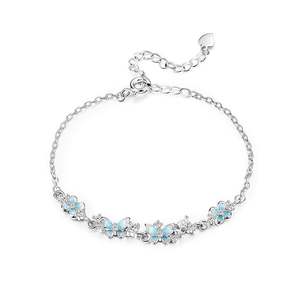 สร้อยข้อมือประดับจี้รูปดอกไม้และผีเสื้อเรืองแสง Jeulia - Product Image 1