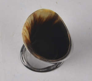 Taza de metal de cuerno negro ecológica hecha a mano con posavasos-estilo contemporáneo para uso en exteriores y hogar - Product Image 3