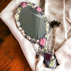 กระจกมือถือเรซิ่นเคลือบเงาเรียบเนียน เหมาะสำหรับการแต่งหน้าในชีวิตประจำวันหรือใช้เพื่อการตกแต่ง เพิ่มความมีสไตล์ - Product Image 1