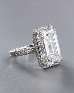 Anillo de compromiso de halo de diamante de moissanita de corte esmeralda de 12x8mm en plata | Joyería de Boda nupcial llamativa - Product Image 3