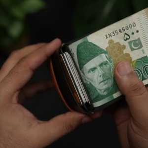 WF Leathercraft No. Cartera Delgada Unisex 101 Todo en Uno, Hecha a Mano, de Comercio Justo, Negra y Marrón, con Cuero de Vaca Curtido Vegetalmente - Product Image 6