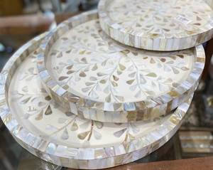 Vente de gros Plateaux ronds décoratifs avec incrustation florale Idéal pour l'entrée du salon ou l'affichage du salon - Product Image 2