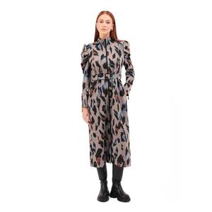 Trench-coat noir tendance pour femme avec motif détaillé sur les manches, coupe-vent et respirant en denim - Product Image 2