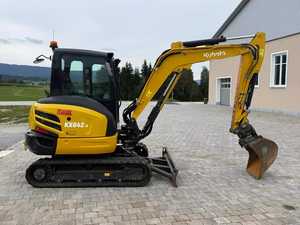 Excavatrice sur chenilles Kubota KX042-4 Jaune, godet de 0,11 m³, forte puissance de creusement, équipement de construction - Product Image 1