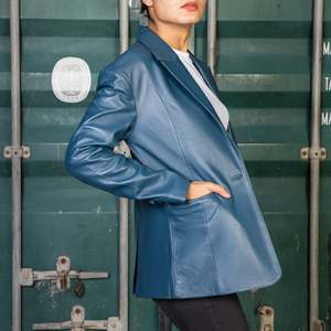 Vestes en cuir personnalisées pour femmes pour l'automne hiver conception solide à col tournant manches longues avec doublure en satin - Product Image 3