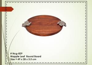 Tabla de cortar redonda Mappleleaf lista para enviar con tabla de cortar pulida hecha a mano de madera maciza a la venta - Product Image 2