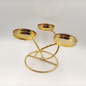 Support de bougie doré brillant à 3 têtes exquis Support de bougie au design unique pour décoration multi-événements disponible en bas quantité minimale de commande - Product Image 2