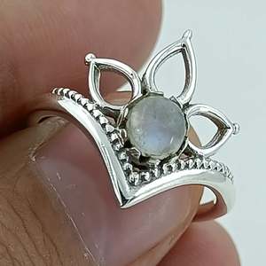 Bague délicate en argent sterling 925 faite à la main avec pierre de lune arc-en-ciel naturelle sertie en clos, forme couronne, pour femme, bijou bohème, cadeau - Product Image 3