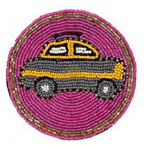 Sous-verre rond perlé de style urbain fabriqué à la main avec un design de taxi en rose et gris pour la décoration de table - Product Image 1