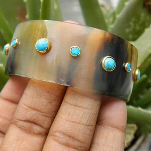 Bracelet manchette en corne pour femme, style moderne, poli, écologique, de haute qualité, durable, bijoux tendance pour mariages et cadeaux - Product Image 1