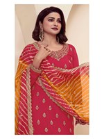 Actrice de Bollywood porte un salwar kameez traditionnel semi-couturié en soie banarasi avec broderie multi-fils, style fantaisie.