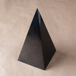 Pirámide alta de shungita no pulida de 2 pulgadas (50mm) - Product Image 5