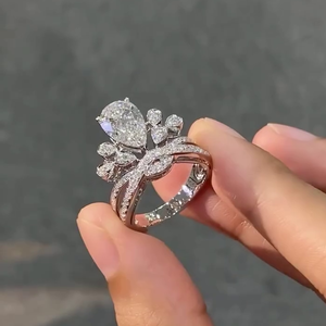 Bague de fiançailles avec pierres latérales en diamant de laboratoire en forme de poire de 5,00 carats, certifiée IGI, couleur D-E-F, clarté VVSVS - Product Image 3