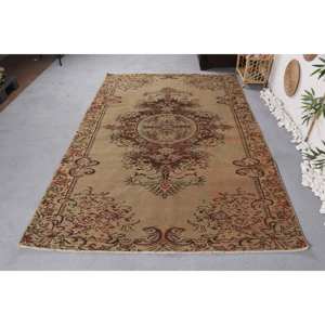 Alfombra de lana clásica turca vintage Diseño de retazos beige y marrón 5,9 pies X 8,8 pies con respaldo de látex - Product Image 1